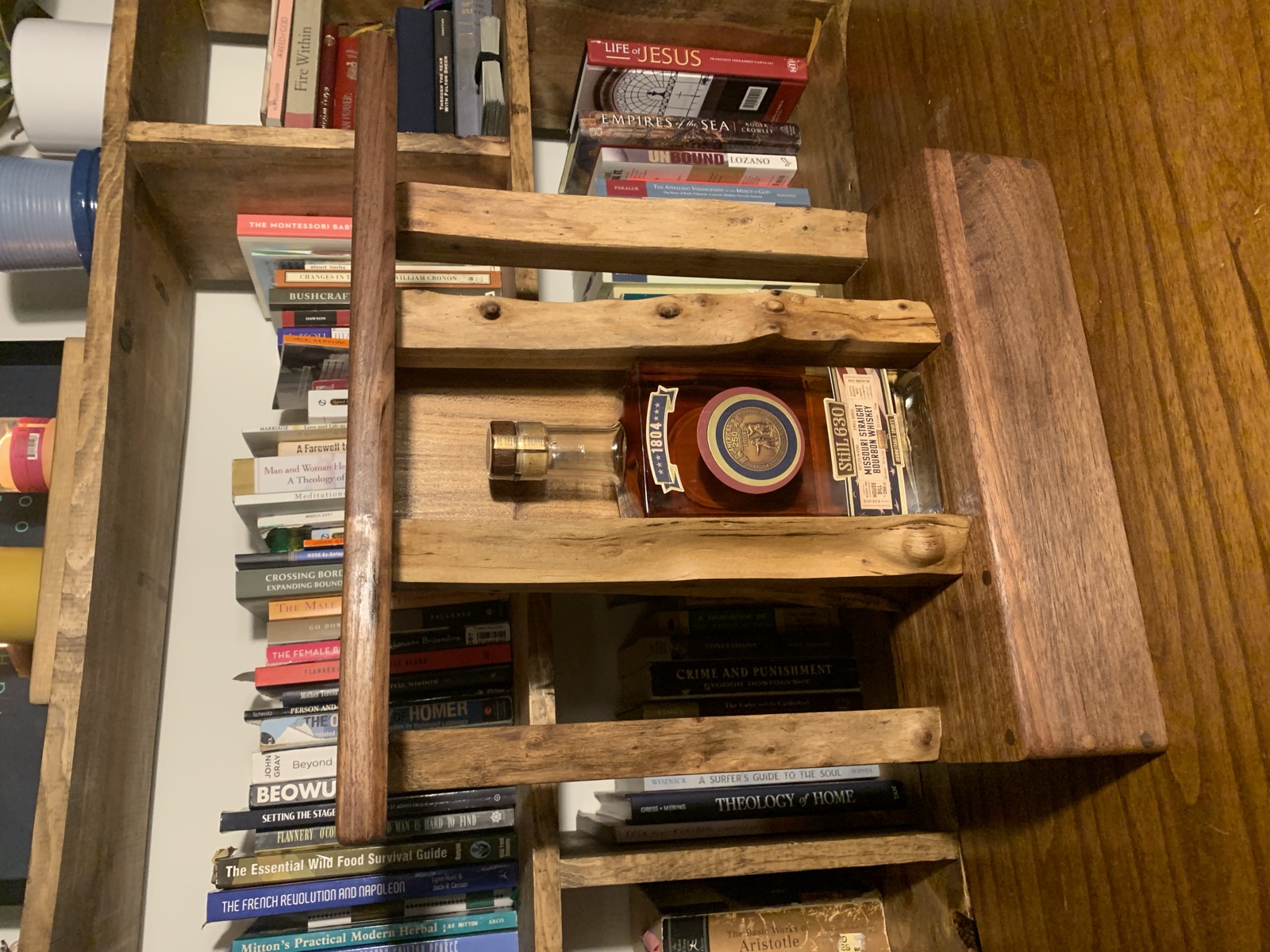 Whiskey presentation case with bottle